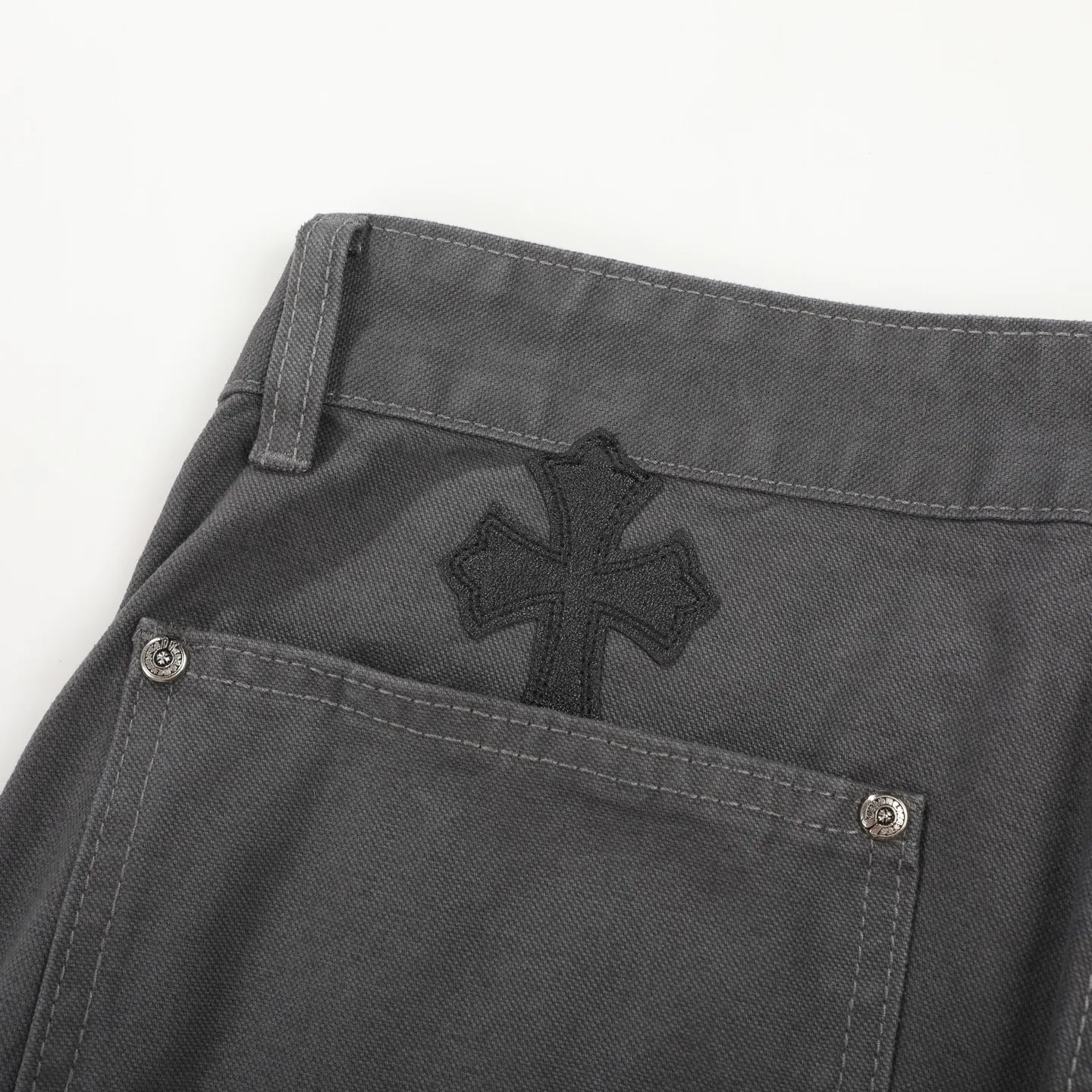 P280 Chrome hearts Cross patch leather jeans workwear logging pants Chrome hearts logging pants are here! ! ! CH Croix Heart Double Knee Cross Patch Leather Bo1 Style Logging Pants Straight-leg Work Pants B136 Croix Heart Cross Sanskrit Overalls Price 34W Level, patchwork cross pattern embellishment, high-waisted washed jeans! ! Absolutely high-end luxury products, 1.9W level god-level single products, super popular products, made by top heavy industry, not to be missed. About Zangyin, this is an extremely luxurious fashion brand, which can also be called the nobles of the high street. It has always been an exclusive brand of some hipsters or rich second generation. Compared with ordinary high streets, it is more luxurious and noble. Compared with luxury brands, it has a more fashionable personality and has always been a brand that I have a special liking for. Imported yarn is custom-woven into a high-density twill canvas, which ensures a crisp silhouette while also making the fabric feel very delicate. It follows the B01 classic silhouette, with a crisp and stylish upper body. The ready-made garments are stone-ground and fermented and can be matched with any style. Buttons and zinc are washed with genuine YKK retro metal products. Double-layered canvas on the front. Perfect details. All hardware is perfect. Size: s-XXL Color: Gray